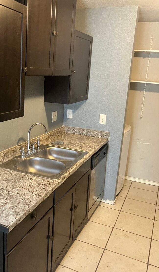 Building Photo - 6207 Valley King