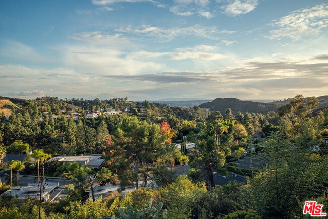 Building Photo - 2701 Lake Hollywood Dr