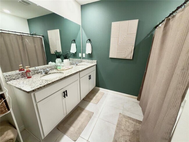 Building Photo - 512 Lily Ln