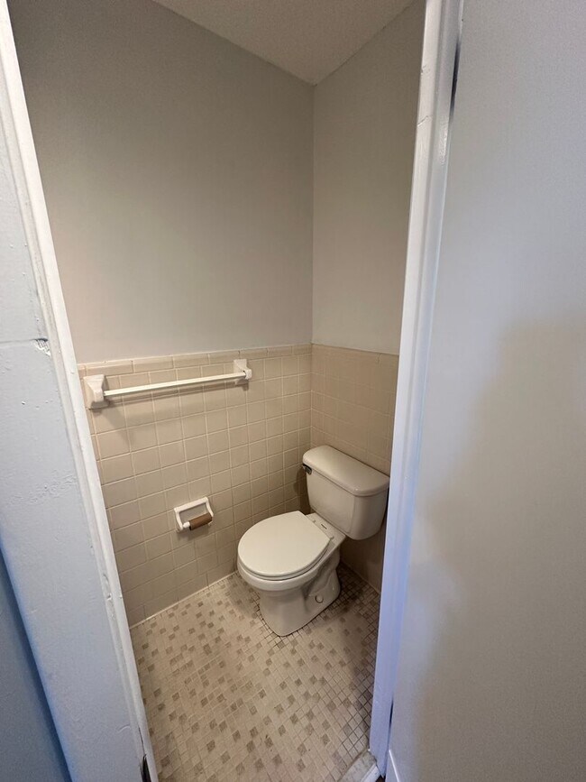 Building Photo - Beautiful 2 Bedroom 1.5 Bath Townhome!