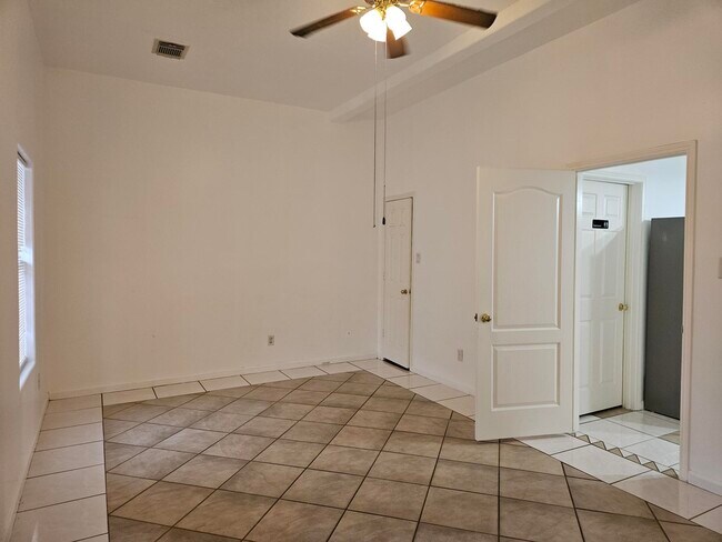 Building Photo - 5027 Creekmont Dr