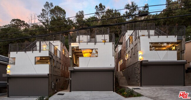 Building Photo - 8872 Wonderland Ave