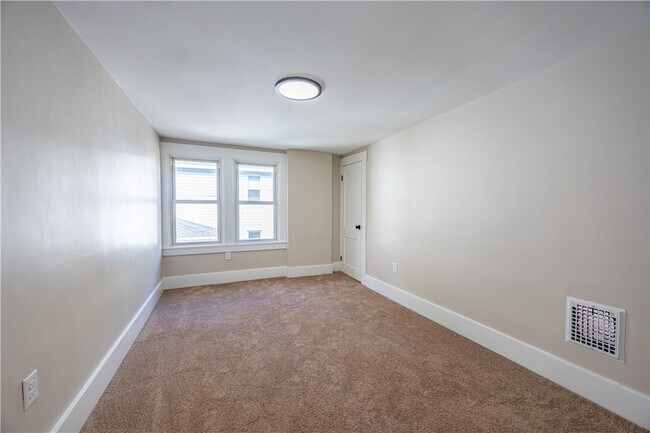 Building Photo - 232 St Clair St