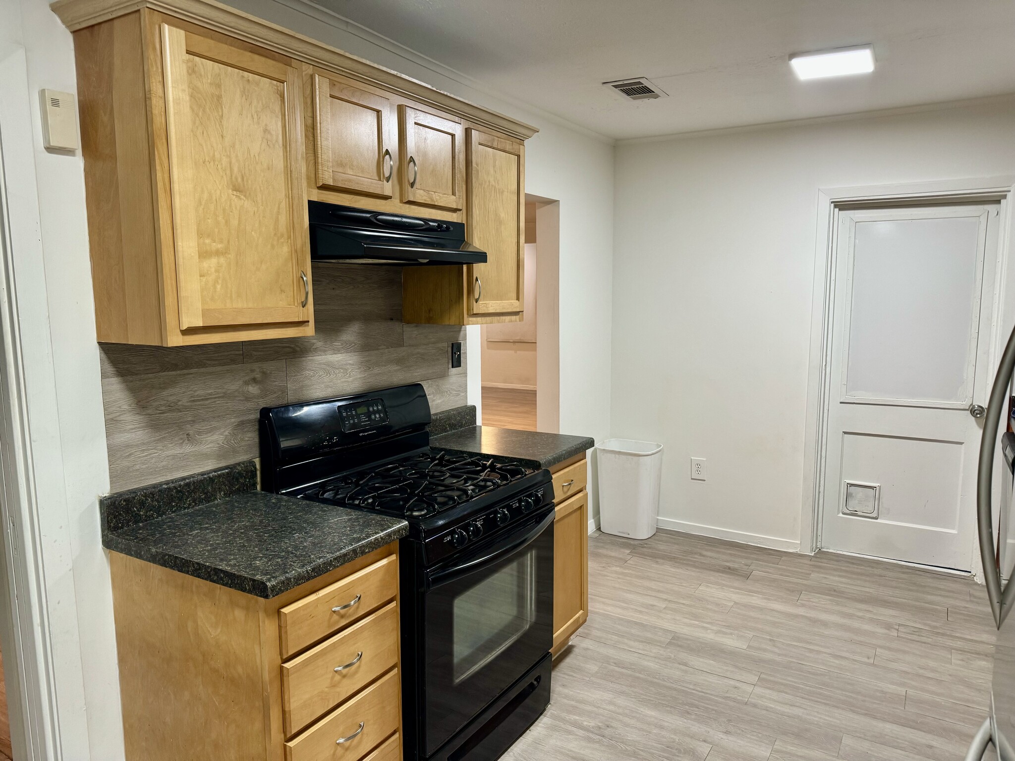 Kitchen - 3914 Ella Blvd