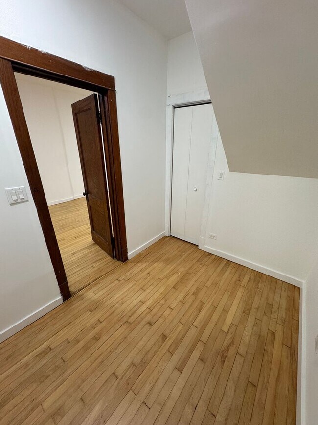 Building Photo - 1336 W Barry Ave