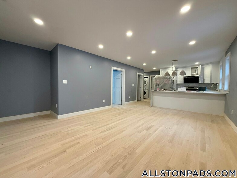 Building Photo - 8 Brentwood St