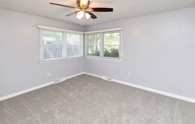 Building Photo - NEWLY UPDATED!! 3 Bedroom, 2 Bathroom Home in Des Moines!