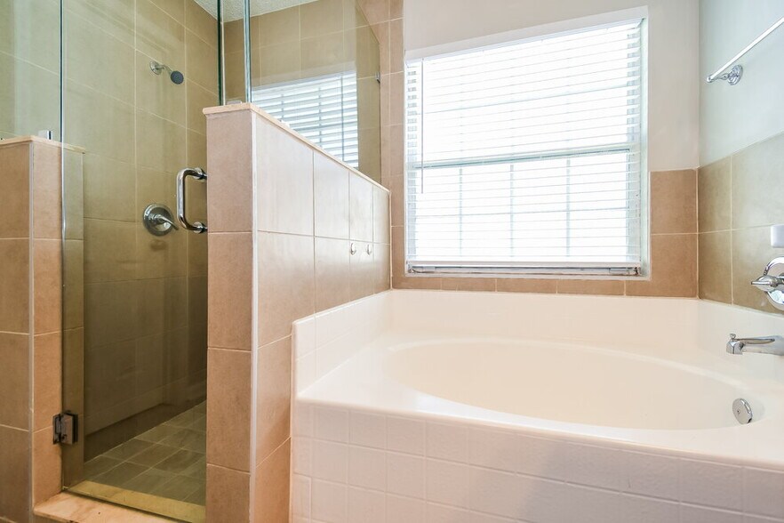 Building Photo - 12071 Sunchase Dr