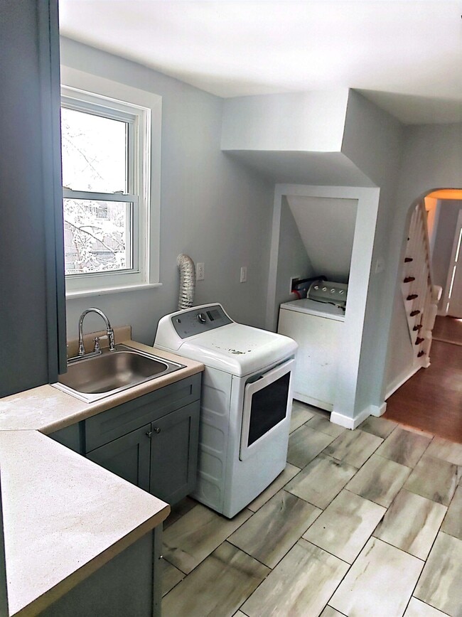 Building Photo - 9 W 15th St