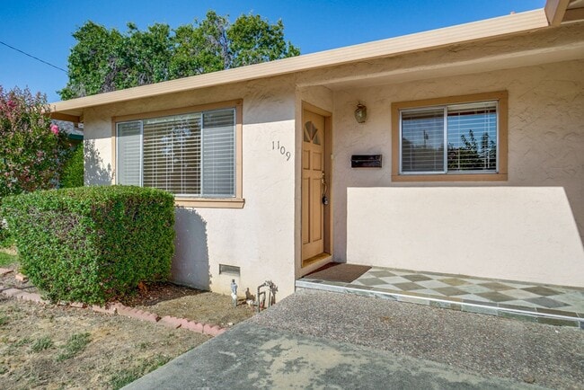 Building Photo - 1109 White Cliff Dr