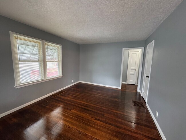 Building Photo - Near Southeast 2 Bedroom 1 Bath and Bonus Room