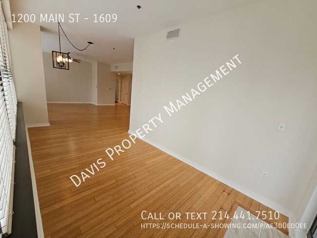 Building Photo - Downtown condo with roof top pool & concie...