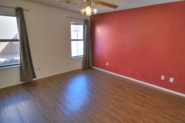 Building Photo - NE Heights 3 Bedroom 2 Bathroom