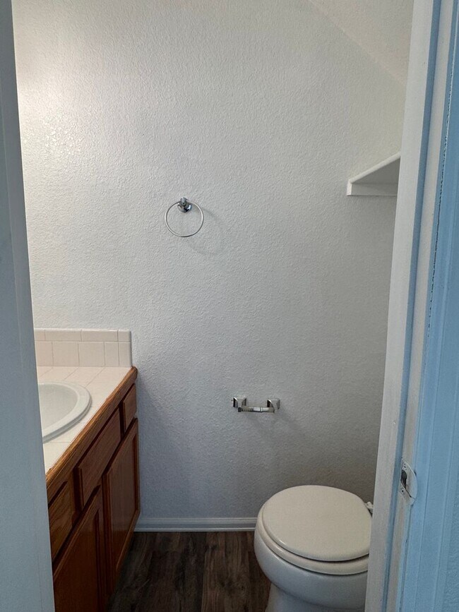 Building Photo - 481 1/2 Tracy Dr