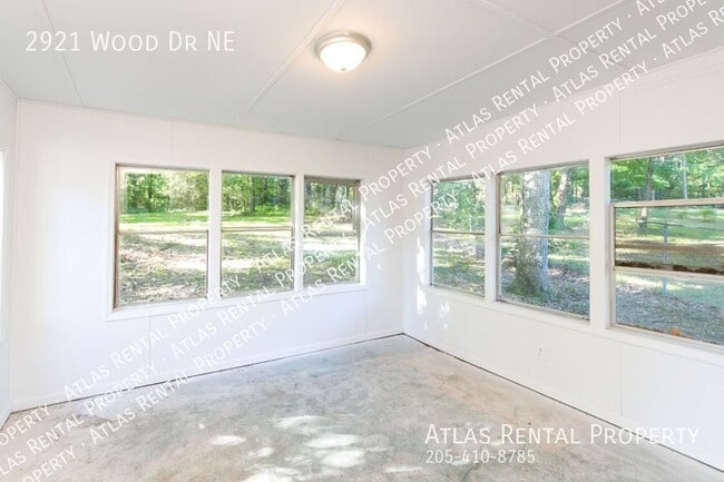 Building Photo - 2921 Wood Dr NE