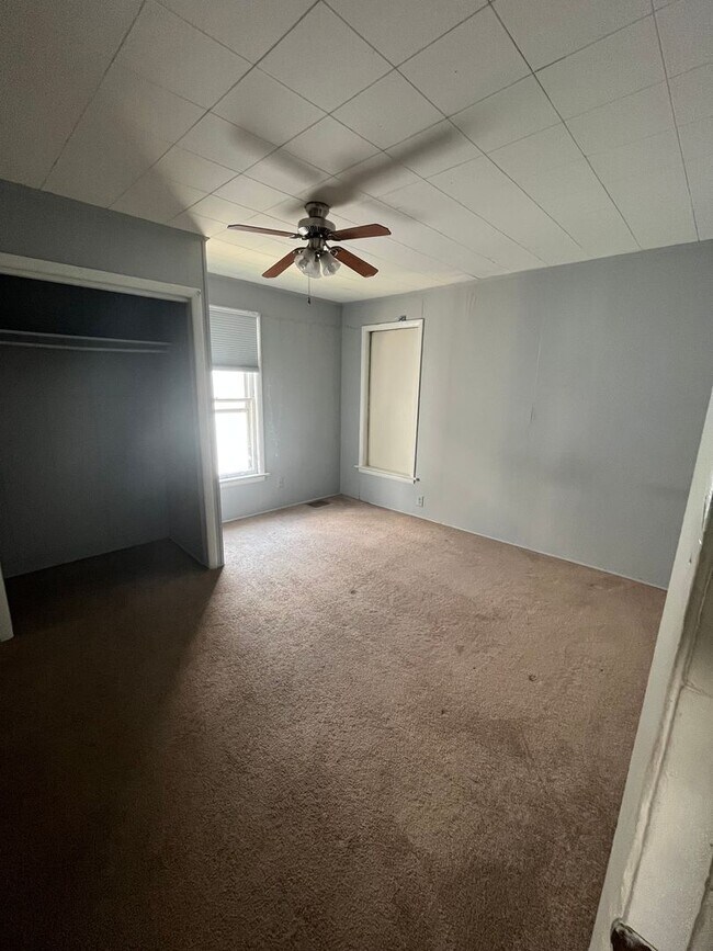 Building Photo - 2 Bedrooms, 1 Bath - 2nd Story - Available...