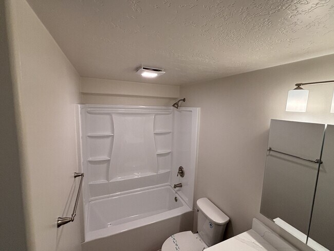 Building Photo - 627 E 700 N
