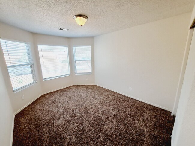 Building Photo - Cute 3 bed 2 bath home