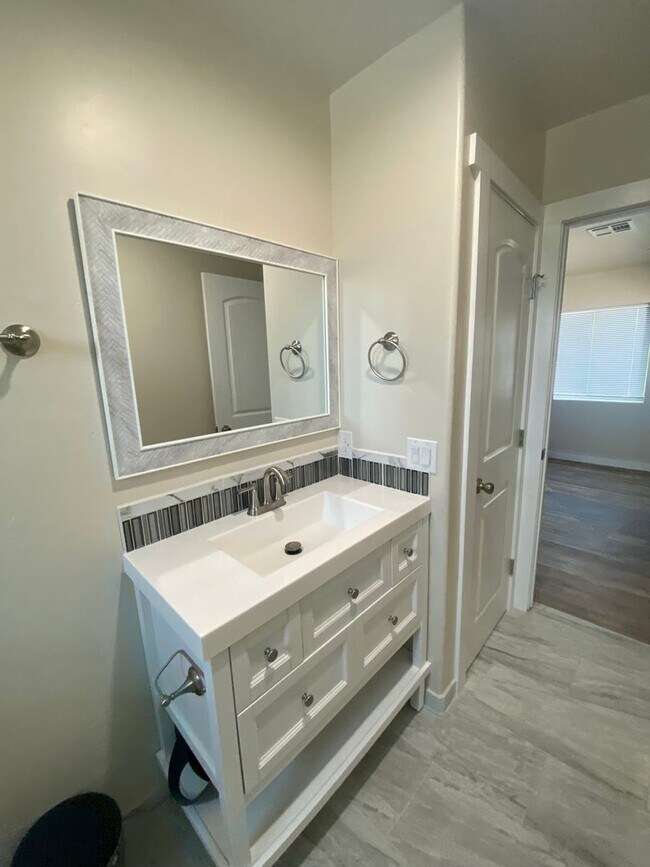 Building Photo - Gorgeous 2 Bedroom/1 Bathroom Home