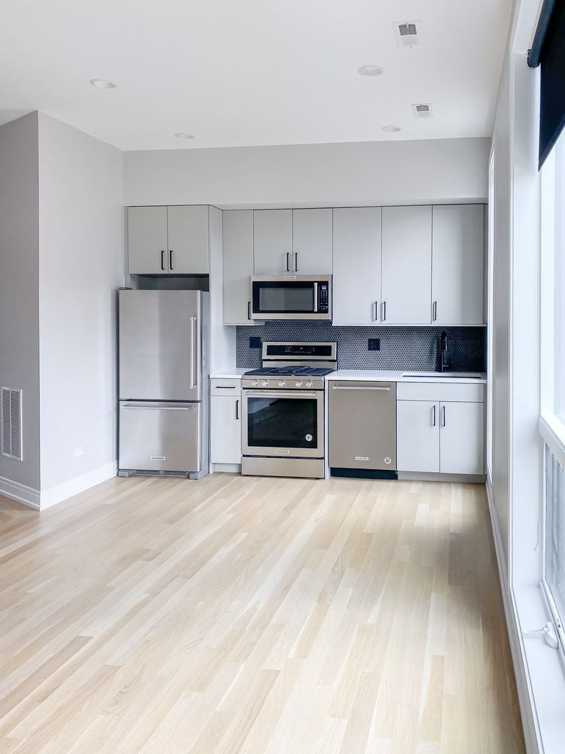 Building Photo - 1058 W Cornelia Ave