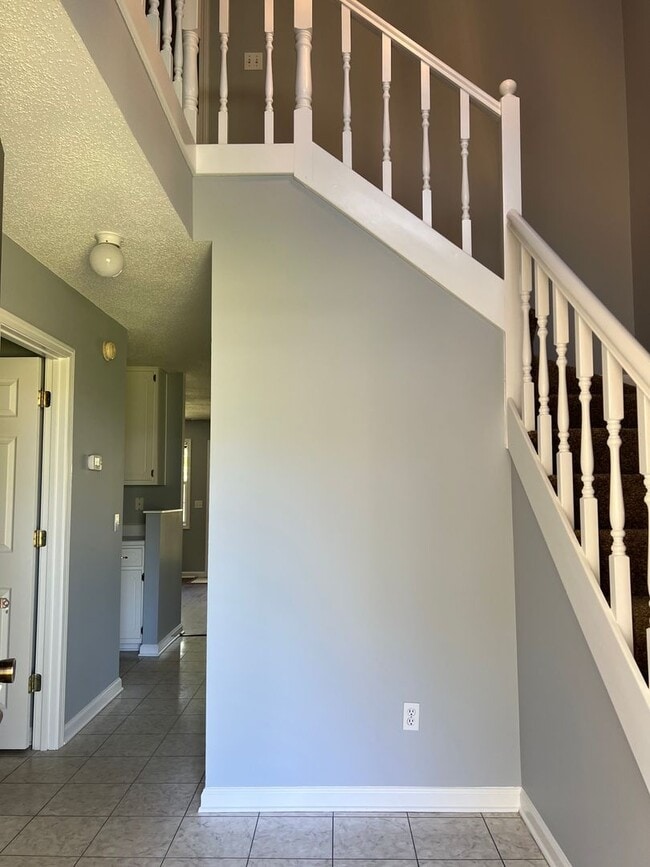 Building Photo - 113 Pineridge Dr