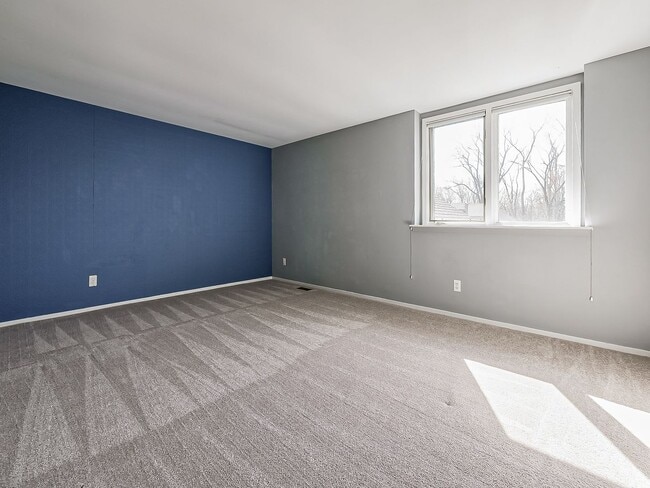 Building Photo - Welcome to this spacious single-family hom...