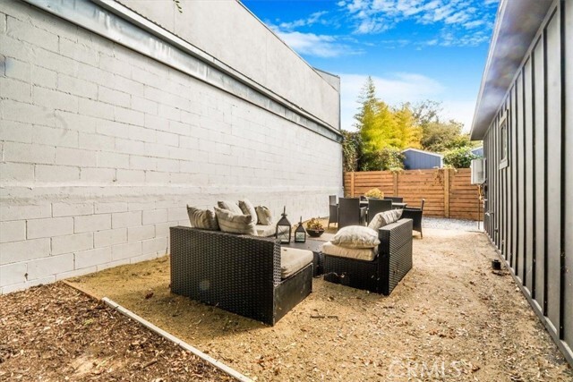 Building Photo - 869 E Howard St