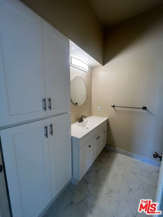 Building Photo - 533 S St Andrews Pl