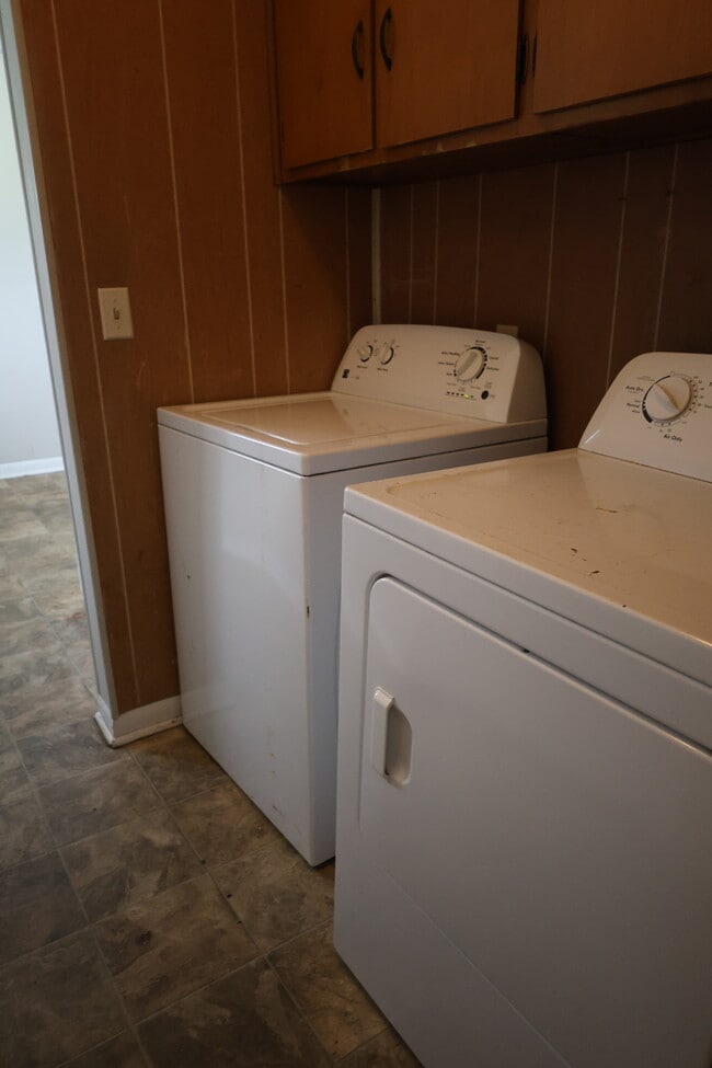 Building Photo - 104 Catherine Ave