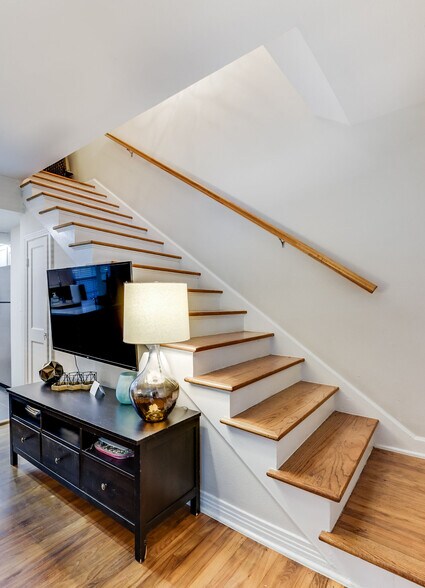 Building Photo - 6345 Bordeaux Ave