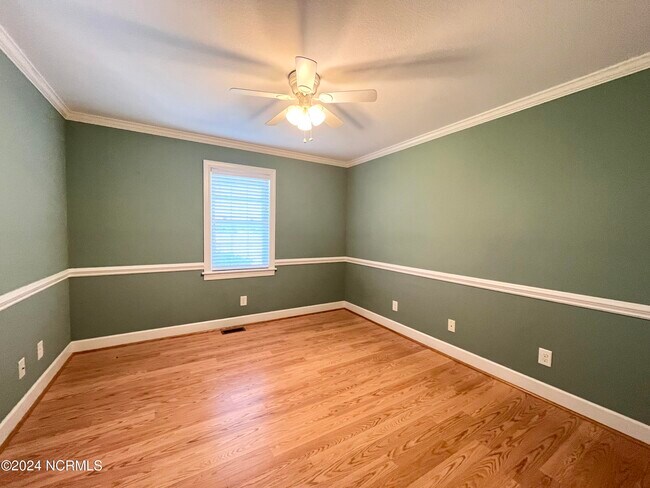 Building Photo - 325 Gliden Rd