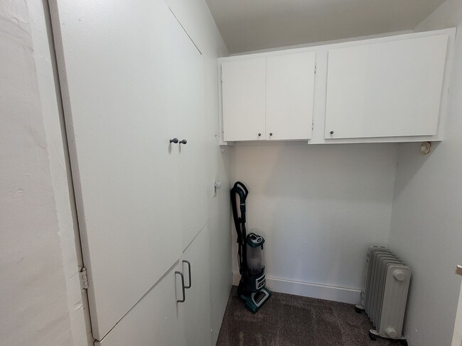 Building Photo - Walk & Bike Friendly! Great Economical Rental, West-side Studio, Fully Furnished Monthly Rental