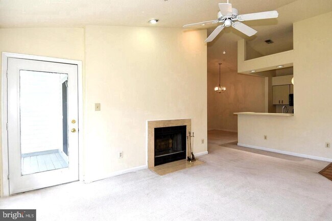 Building Photo - Sunny and spacious top floor unit featuring an open floor plan perfect for entertaining!
