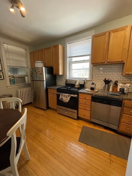 Building Photo - 1441 W Berteau Ave
