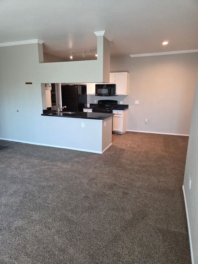 Building Photo - San Simeon Condo