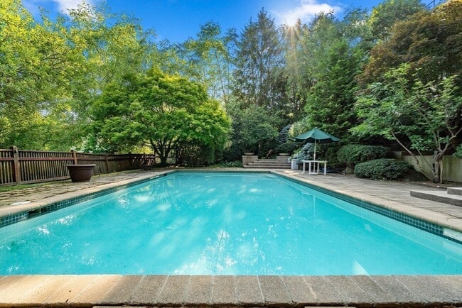 Building Photo - 225 Kenrick St