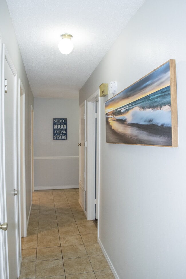 Building Photo - 738 Carondelay Dr