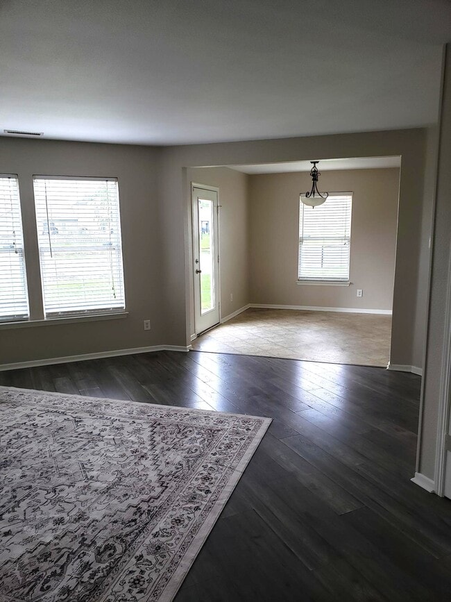 Building Photo - 898 Stonehurst Dr