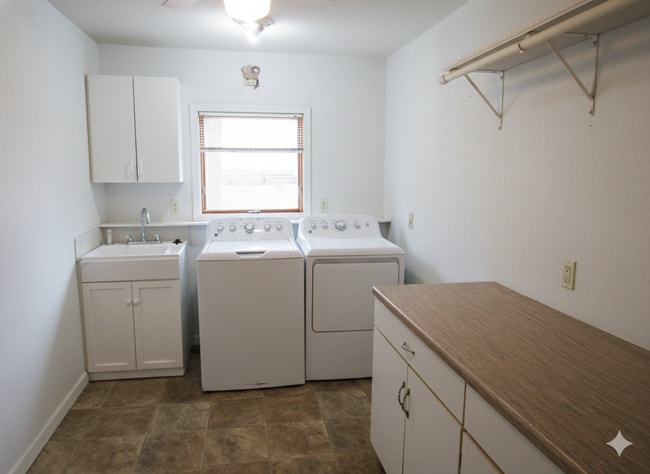 Building Photo - 4 bedroom lake view home