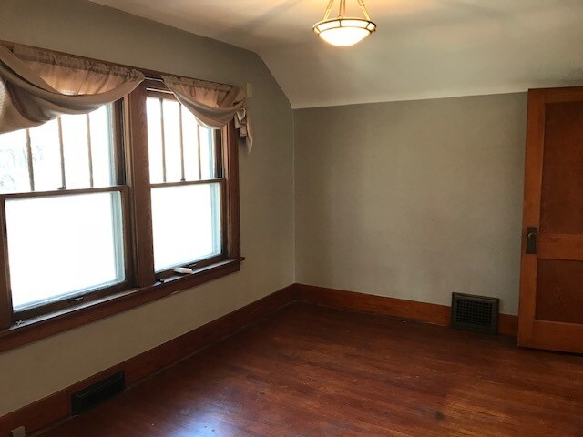 Building Photo - 302 Melrose Ct