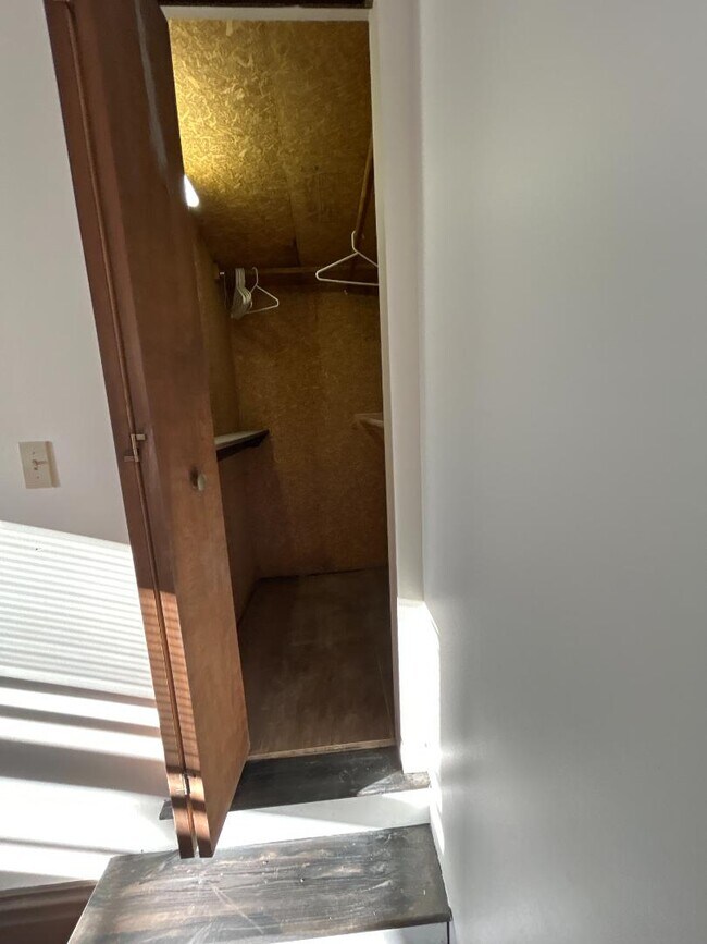 Building Photo - 814 N 2nd St