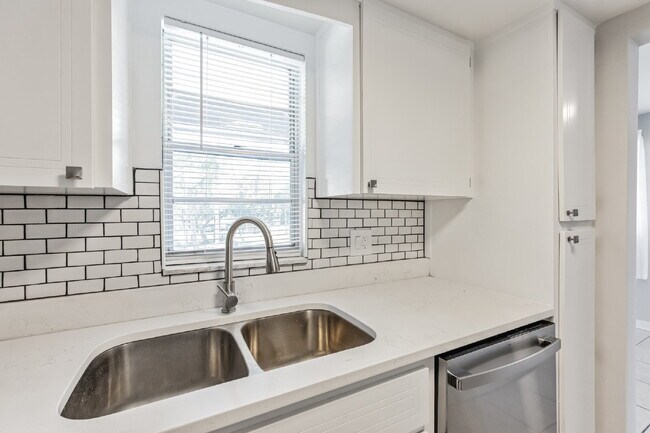 Building Photo - "Charming Coastal Retreat: Cozy 1-Bedroom ...