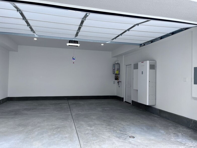 Building Photo - 4041 Pomelo Dr