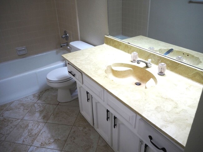 Building Photo - 1934 Maxwell Dr