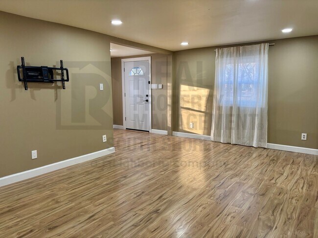 Building Photo - 2BR Duplex in Dyer - Designer Kitchen + Artisan Shower