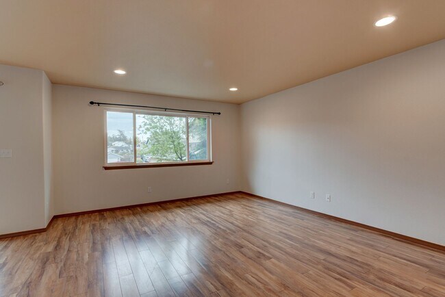 Building Photo - Conveniently Located 3 Bedroom Townhouse