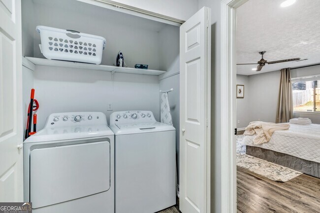 Building Photo - 10960 Morning Dove Dr