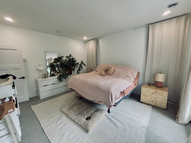 Building Photo - Rare Minnehaha Parkway rental under 5k! Be...