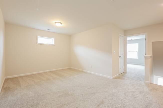 Building Photo - 325 Noble Ln