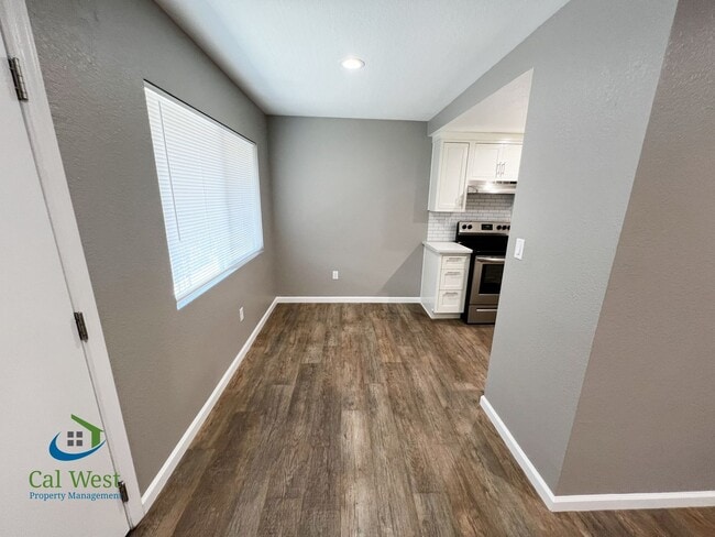 Building Photo - $2495 - Remodeled 2 Bed/1 Bath Upstairs Unit